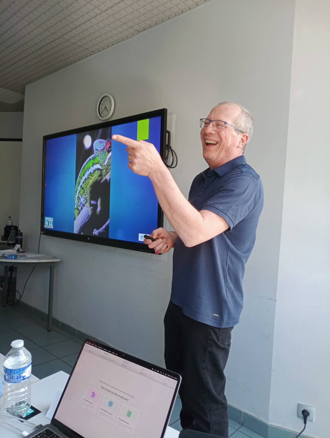 Alexandre en pleine animation — illustration du caméléon