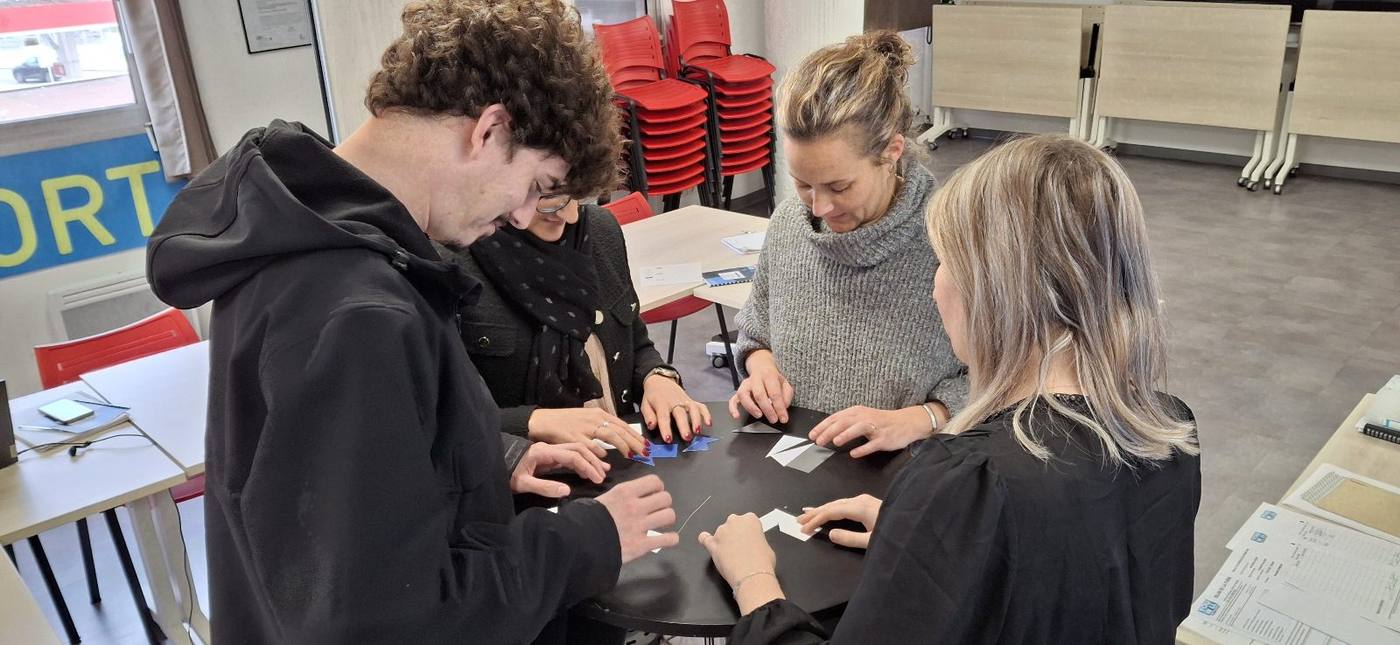 Atelier collaboratif autour d'une table