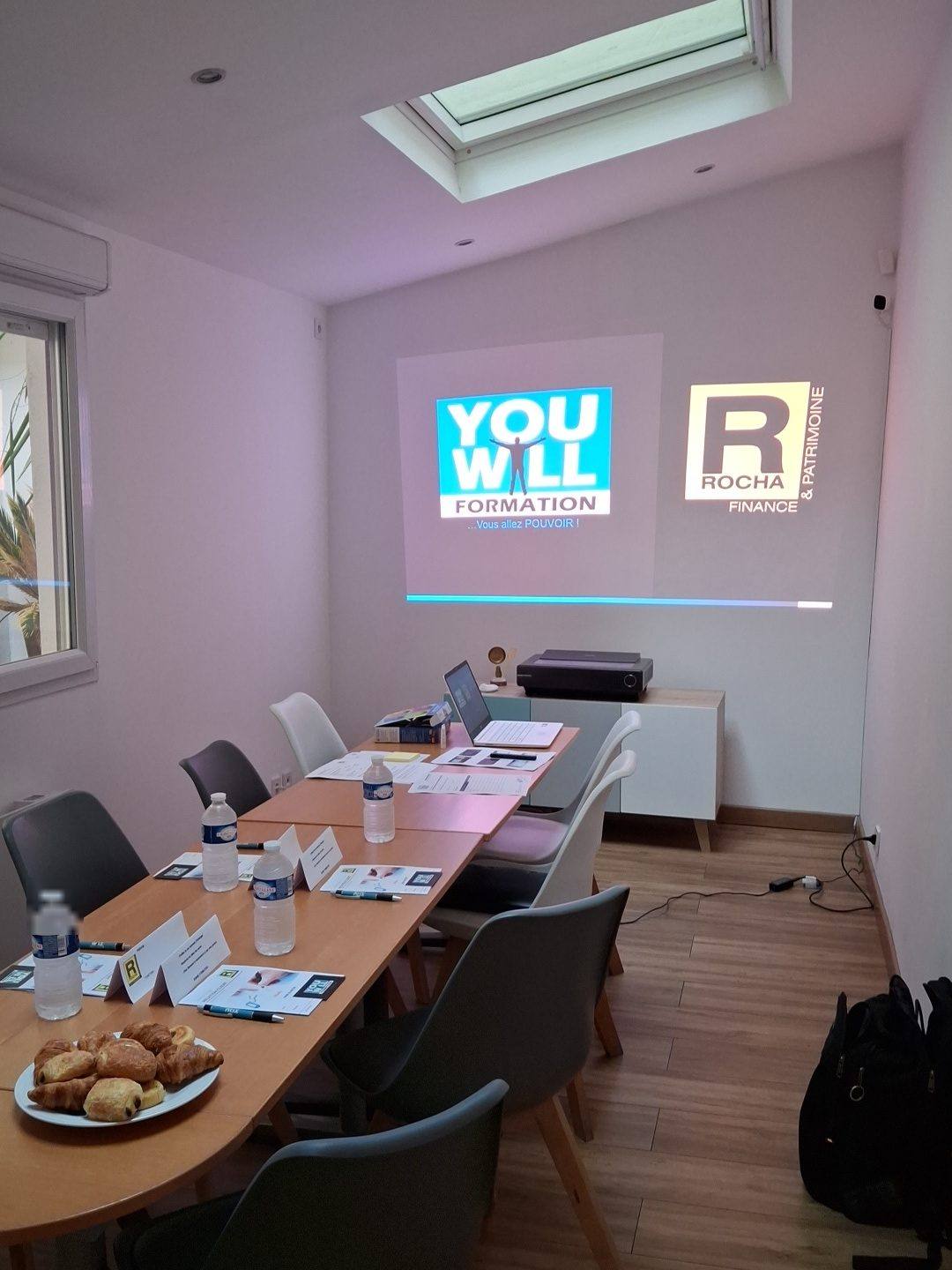 Salle de formation prête à accueillir